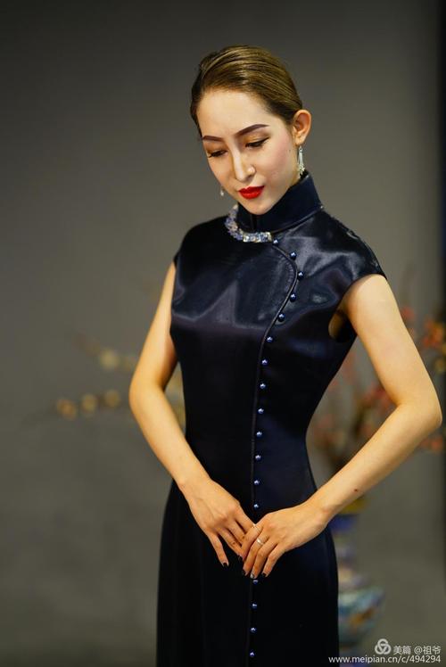 别人干活拍服装,我在边上拍着玩